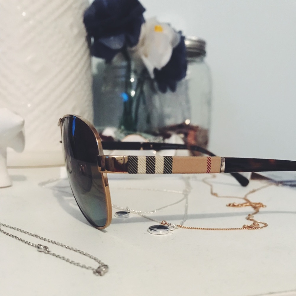 Burberry polarized aviator style sunglasses 🕶